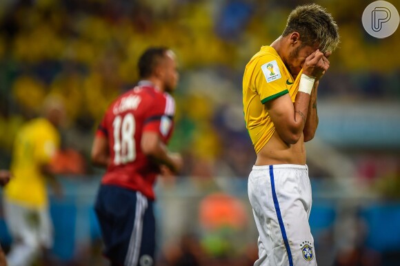 Neymar sofre fratura na vértebra e está fora da Copa do Mundo: 'Tristeza' (04 de julho de 2014)