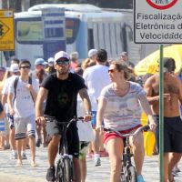 Luana Piovani e Pedro Scooby andam juntos de bicicleta pelo Rio de Janeiro