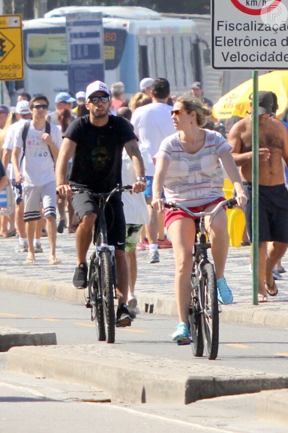 Luana Piovani e Pedro Scooby pela orla do Leblon, na Zona Sul do rio de Janeiro, neste sábado, 5 de julho de 2014