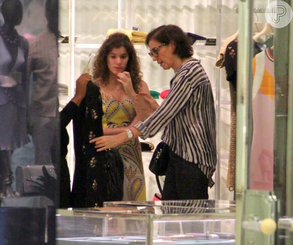 Lilia Cabral fez compras com a filha em lojas do shopping