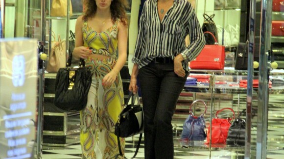 Lilia Cabral passeia e faz compras com a filha, Giulia, em shopping do Rio