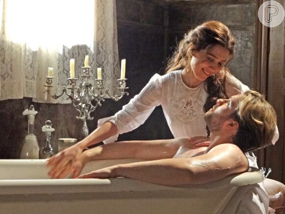 Em clima romântico, Laura (Marjorie Estiano) e Edgar (Thiago Fragoso) namoram na banheira