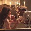Banho de banheira embala noite de amor de Laura (Marjorie Estiano) e Edgar (Thiago Fragoso) em 'Lado a Lado'