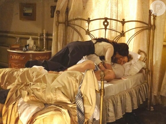 Laura (Marjorie Estiano) acorda Edgar (Thiago Fragoso) com beijos em 'Lado a Lado'