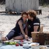 O casal 'Laured' (como dizem os fãs) se diverte em passeio romântico na praia em 'Lado a Lado'