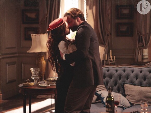 Mesmo com a relutância de Laura, Edgar a beija apaixonadamente em 'Lado a Lado'