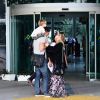 Danielle Winits chegou ao aeroporto Santos Dumont, no Rio, acompanhada pelo filho e pelo namorado, o jogador de futebol Amaury Nunes