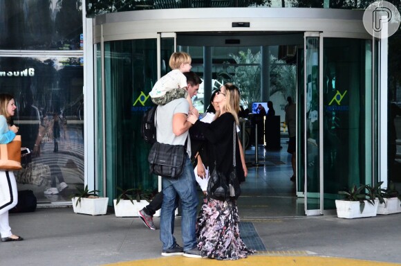 Danielle Winits chegou ao aeroporto Santos Dumont, no Rio, acompanhada pelo filho e pelo namorado, o jogador de futebol Amaury Nunes