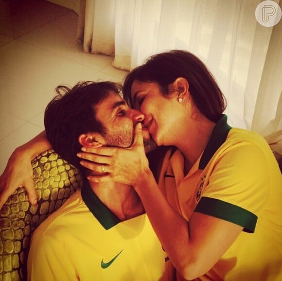 Ivete Sangalo está curtndo os jogos do Brasil ao lado da família em casa