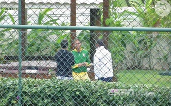 Nas imagens, Neymar aparece encostado em um quiosque conversando com o pai e um amigo