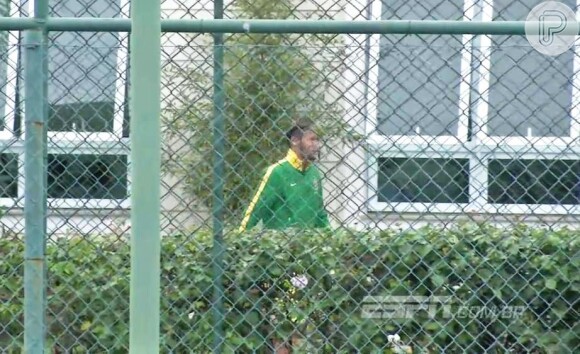 Neymar reaparece andando e simulando cabeceio em sua casa no Guarujá (SP) (08 de julho de 2014)