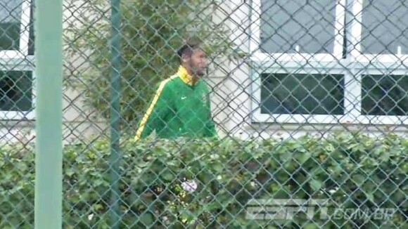 Neymar reaparece andando e simulando cabeceio em sua casa no Guarujá (SP)