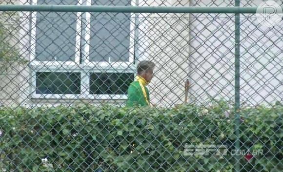 Neymar seguiu com sua caminhada pelo condomínio