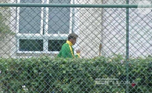 Neymar reaparece andando e simulando cabeceio em sua casa no Guarujá (SP)