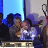 Caetano Veloso fica atrás de uma mesa de som com morena
