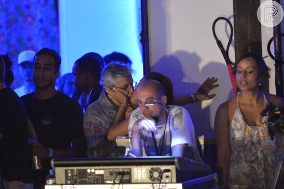 Caetano Veloso fica atrás de uma mesa de som com morena