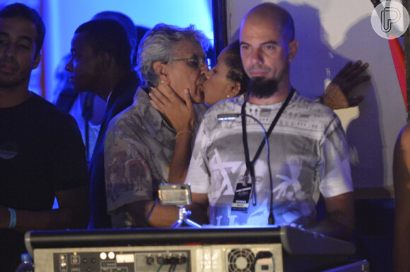 Caetano Veloso troca beijos com uma morena em show de Luiz Caldas, em Salvador, em 5 de fevereiro de 2013