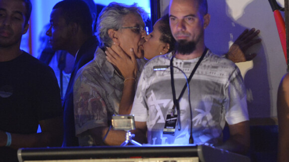 Caetano Veloso é flagrado aos beijos com morena em show, em Salvador
