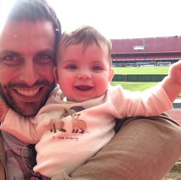 Henri Castelli comemorou a chegada de Maria Eduarda, filha do ator com a jornalista Juliana Despírito; bebê tem 5 meses