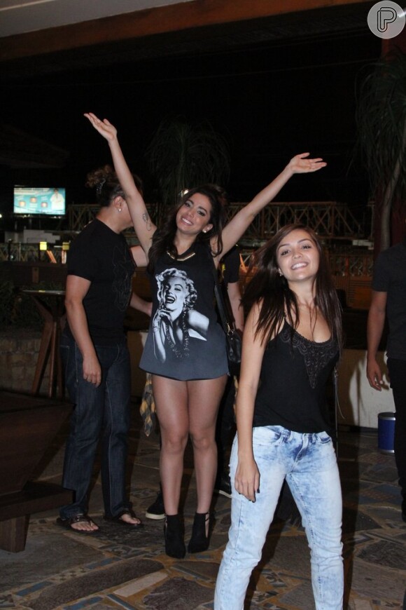 Anitta vai a churrascaria com amigos no Rio de Janeiro e esbanja simpatia na noite desta quarta-feira, 9 de julho de 2014
