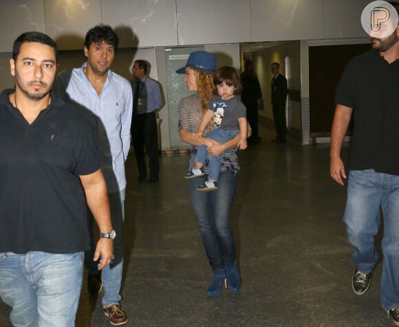 Shakira estava acompanhada pelo filho, Milan