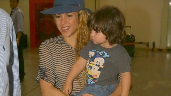 Shakira desembarca no Rio de Janeiro com o filho, Milan, para final da Copa