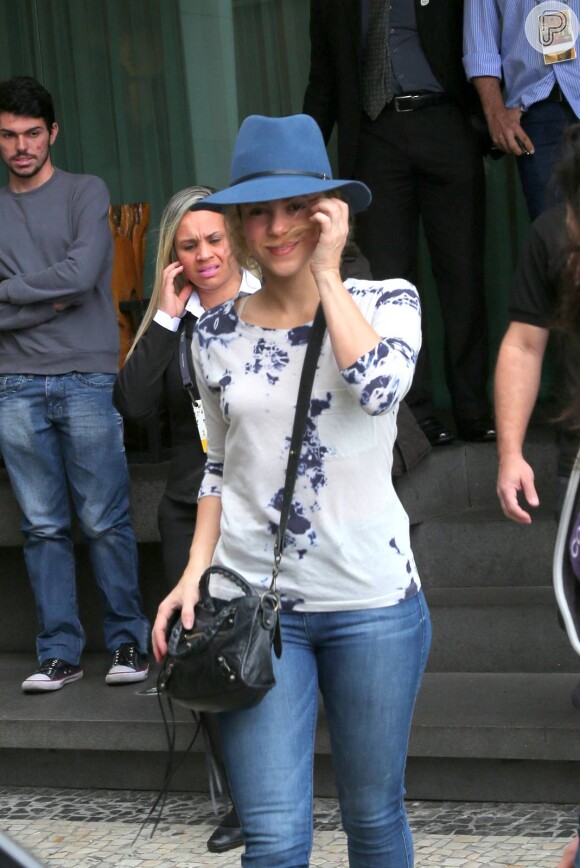 Shakira foi fotografada deixando o hotel sem o filho, Milan