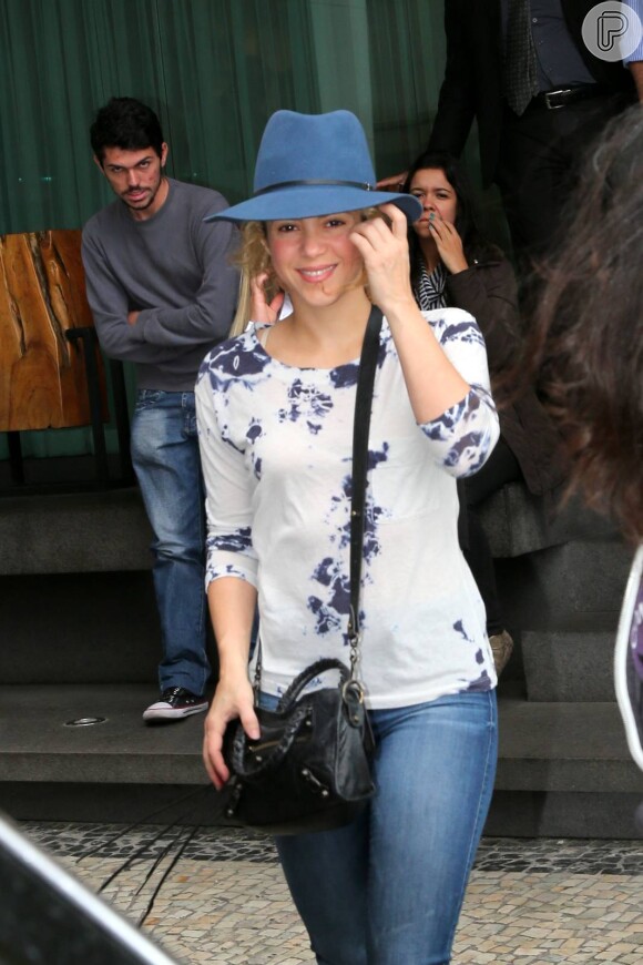 Shakira deixa hotel sozinha para cumprir compromissos profissionais no Rio de Janeiro, em 11 de julho de 2014
