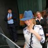 Shakira entrou no carro sorridente após deixar hotel