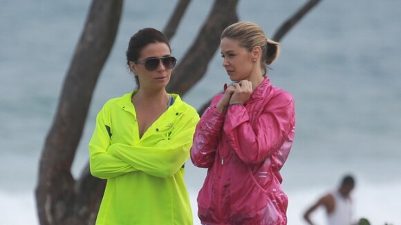 Giovanna Antonelli grava 'Em Família' com Bianca Rinaldi em praia do Rio