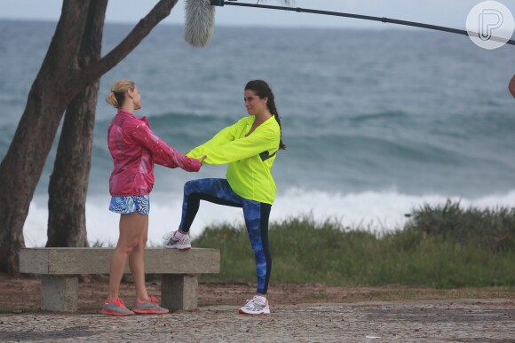 Giovanna Antonelli e Bianca Rinaldi são fotografadas durante gravação de 'Em Família' em praia do Rio de Janeiro