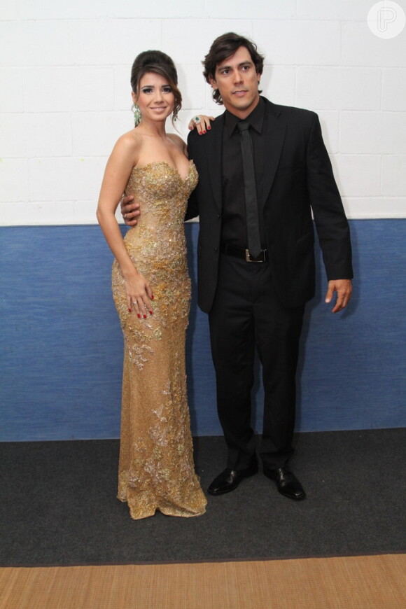 Paula Fernandes canta em concerto de Plácido Domingo e posa para fotos com o namorado, Henrique do Valle (11 de julho de 2014)