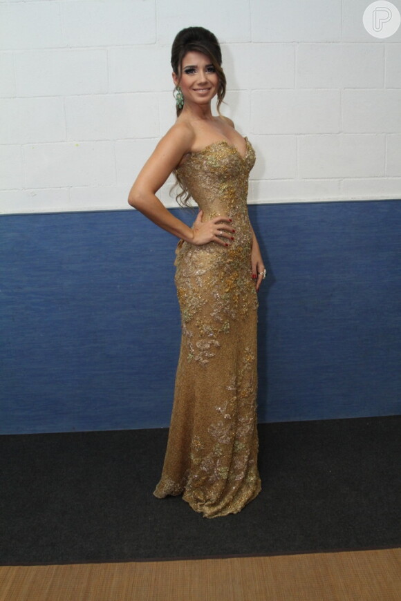 Paula Fernandes usa vestido dourado em show no Rio de Janeiro