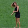 Gisele Bündchen se diverte no gramado do Maracanã antes da final da Copa do Mundo. A top esteve no estádio em 12 de julho de 2014