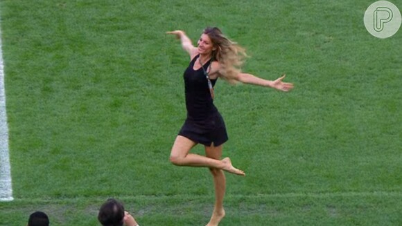 Gisele Bündchen se diverte no gramado do Maracanã antes da final da Copa do Mundo. A top esteve no estádio em 12 de julho de 2014