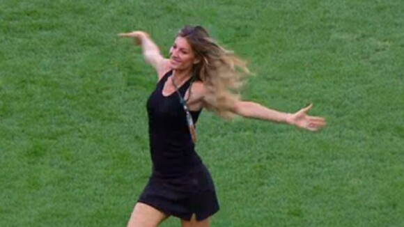 Gisele Bündchen dança no gramado do Maracanã antes da final da Copa do Mundo