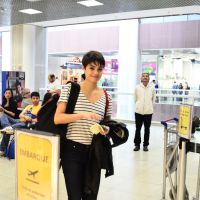 Sophie Charlotte lancha em aeroporto do Rio e posa com fãs antes de embarcar