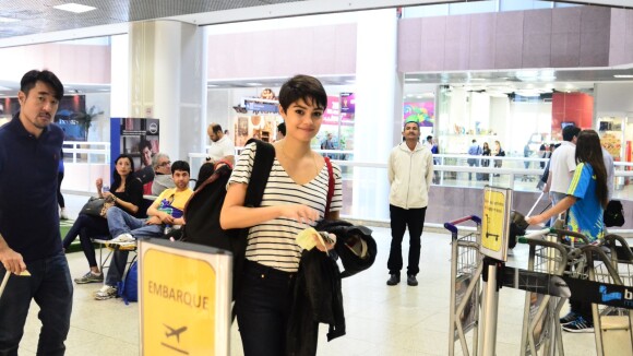 Sophie Charlotte lancha em aeroporto do Rio e posa com fãs antes de embarcar