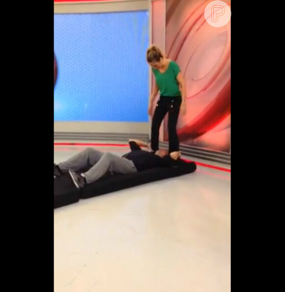 Ticiane Pinheiro e Britto Jr. fazem uma sequência de cambalhotas nos bastidores do 'Programa da Tarde', na segunda-feira, 14 de julho de 2014