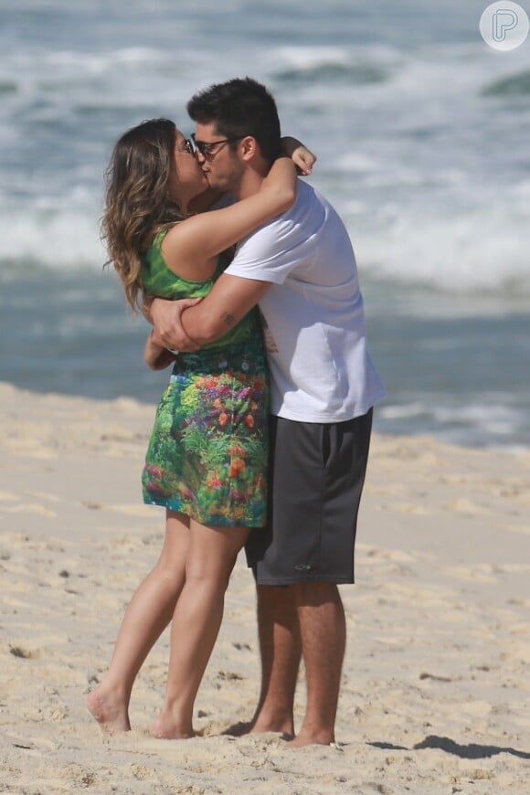 Bruno Gissoni e Poliana Aleixo gravaram cenas de beijo da novela 'Em Família'