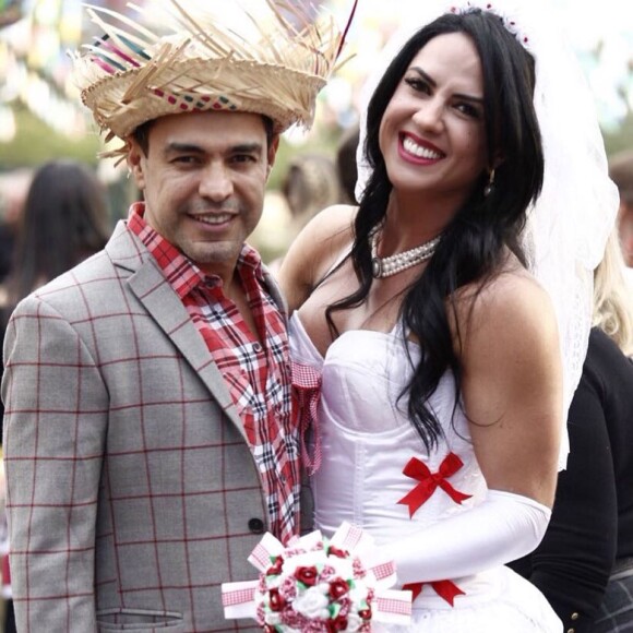Graciele Lacerda e Zezé Di Camargo posaram vestidos de noivos em uma festa junina neste sábado, 9 de junho de 2018