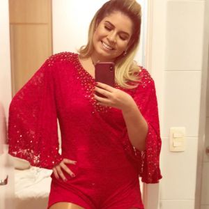 Com a silhueta mais magra, Marília Mendonça recebeu uma chuva de elogios ao postar foto do look na web, na madrugada deste domingo, 10 de junho de 2018. 'Vermelho. Porque eu sou apaixonada por Manaus', escreveu ela no post