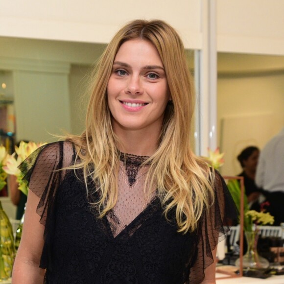 Carolina Dieckmann usou seu Instagram neste domingo para parabenizar Isis Valverde e André Resende pelo casamento