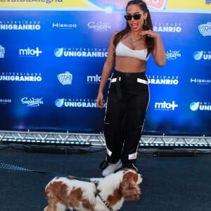 'Eu queria levar o meu cachorro pro show. E estou levando!'. vibrou Anitta