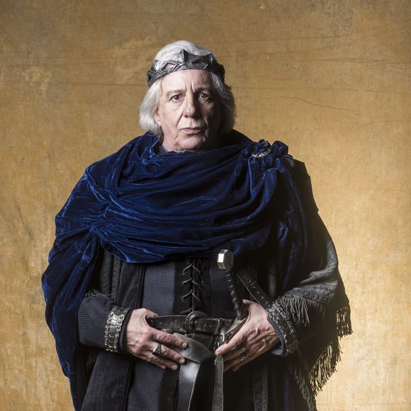 Augusto (Marco Nanini) desiste de tentar impedir o casamento de Catarina (Bruna Marquezine) com Afonso (Romulo Estrela) os próximos capítulos da novela 'Deus Salve o Rei', adianta o colunista de TV Daniel Castro