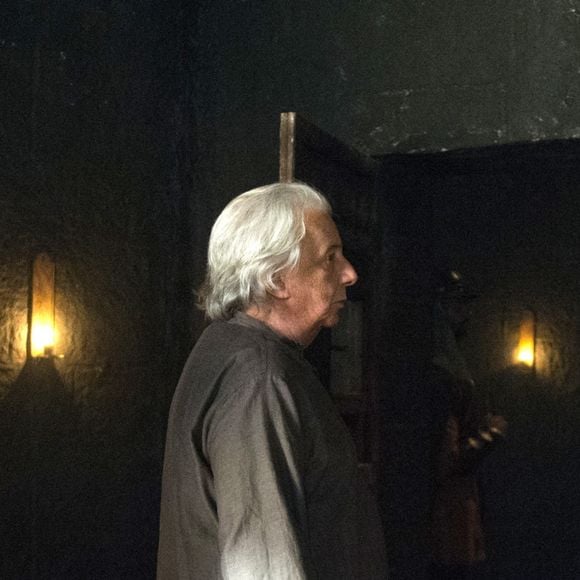 Augusto (Marco Nanini) desiste de impedir o casamento de Catarina (Bruna Marquezine) na novela 'Deus Salve o Rei': 'Ela tem, agora, com este casamento, a maior chance da sua vida de se tornar uma pessoa melhor. Ela pode aprender muito com o marido'