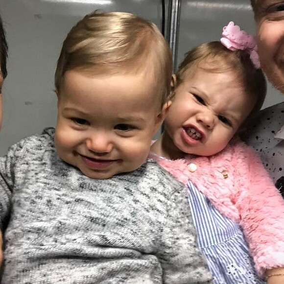 Acompanhada do marido, Michel Teló, Thais Fersoza posou com os filhos Melinda, de 1 ano e 10 meses, e Teodoro, de 10 meses, neste domingo, dia 10 de junho de 2018