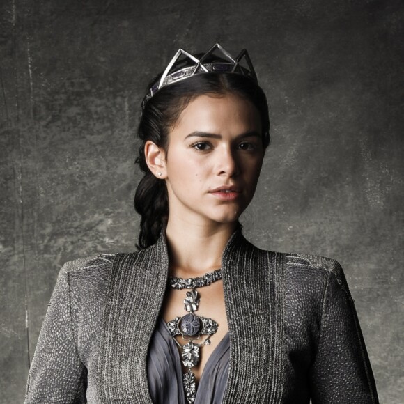 Catarina (Bruna Marquezine) prepara a cama para dormir com Afonso (Romulo Estrela) mas, furiosa, rasga sua camisola nos próximos capítulos da novela 'Deus Salve o Rei': 'Ele não pode fazer isso comigo! Não pode!'