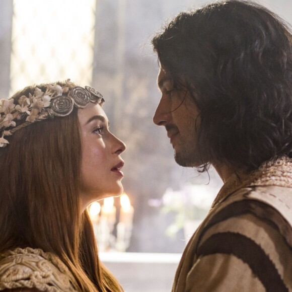 Catarina (Bruna Marquezine) só se casa com Afonso (Romulo Estrela) depois que se livra de Beatriz (Paula Fernandes) e que Amália (Marina Ruy Barbosa) põe ponto final no noivado com ele nos próximos capítulos da novela 'Deus Salve o Rei'