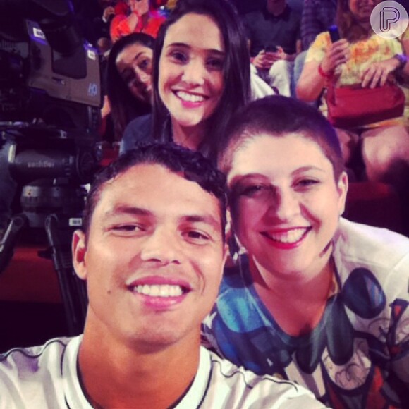 Thiago Silva tira foto com fã nos bastidores de 'Vai que Cola', humorístico do Multishow